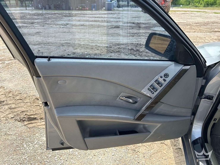 2005-bmw-545i-sedan-image-12