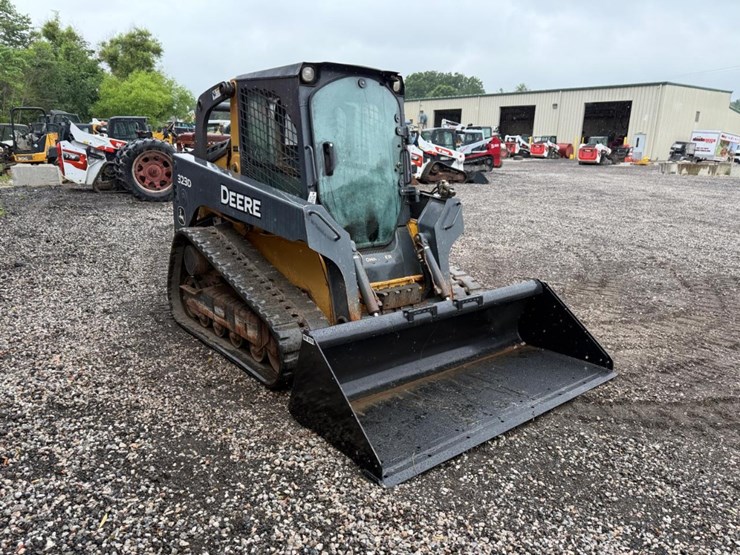 deere-323d-image-6