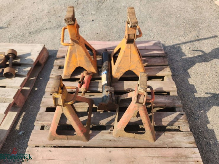 lot-of-4-jack-stands,-and-two-bottle-jacks-image-1