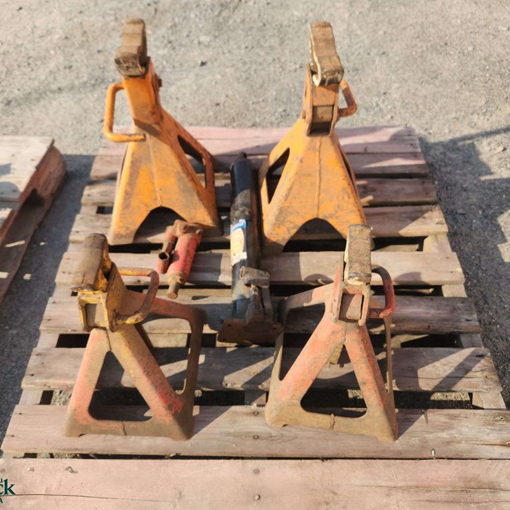Lot of 4 Jack Stands, and Two Bottle Jacks