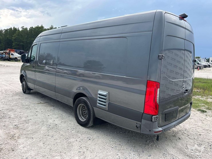 2021-mercedes-benz-sprinter-4500-image-4