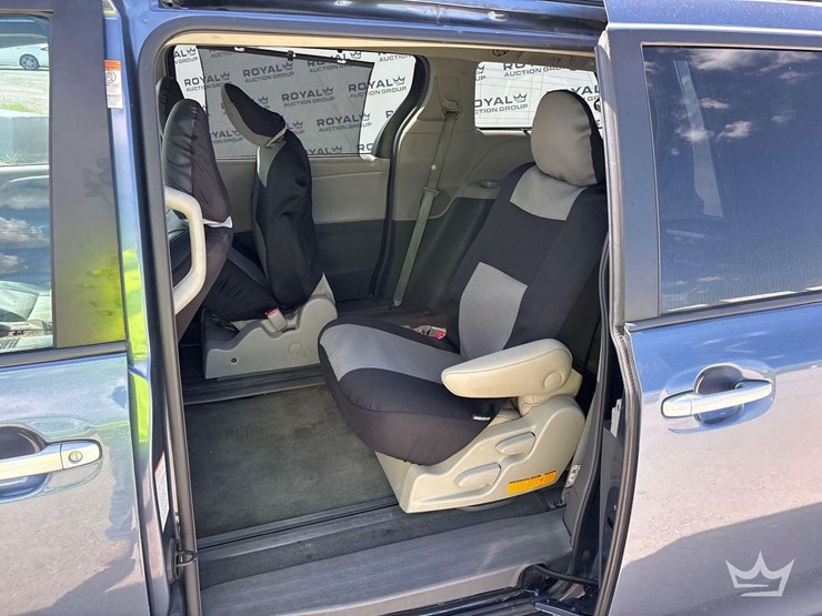 2017-toyota-sienna-image-19