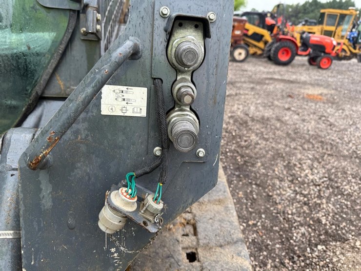 2018-deere-323e-image-11