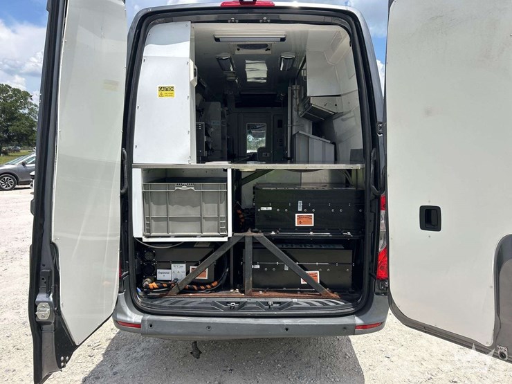 2021-mercedes-benz-sprinter-4500-image-18