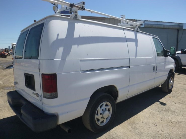 2010-ford-cargo-image-3