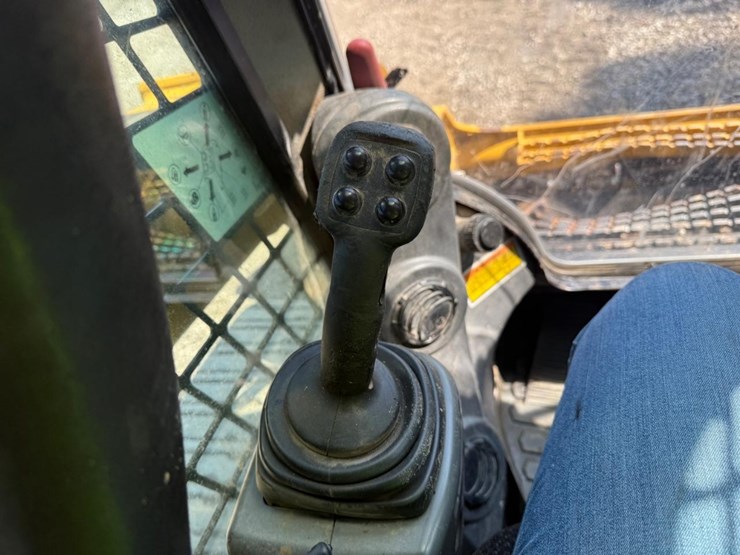 2015-caterpillar-277d-image-24