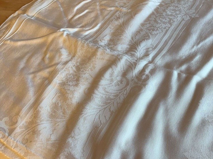 white-damask-tablecloth-with-floral-pattern-image-2