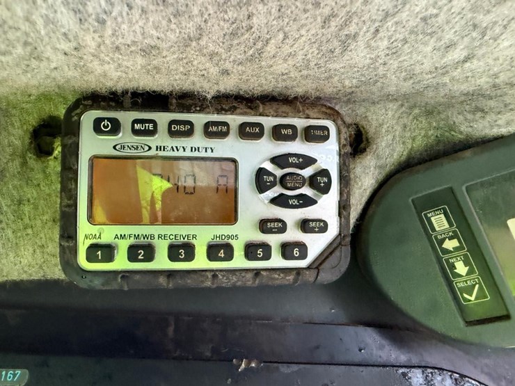 deere-323d-image-23