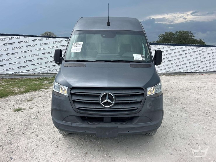 2021-mercedes-benz-sprinter-4500-image-28