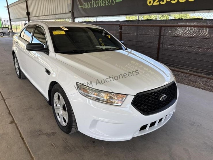 2013-ford-taurus-sdn-image-2