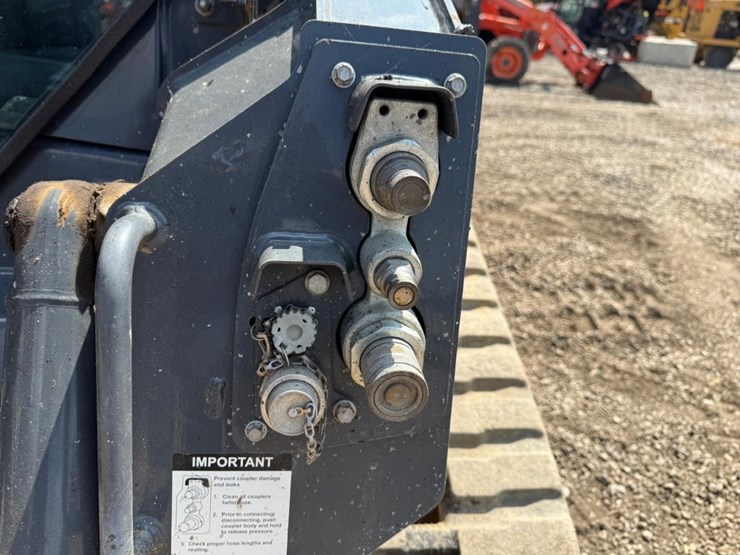 2022-deere-317g-image-11