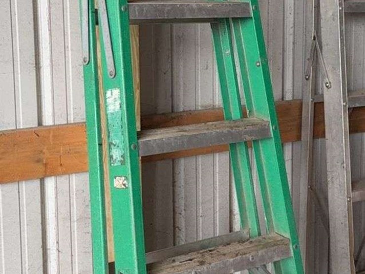 keller-fiberglass-stepladder-image-3