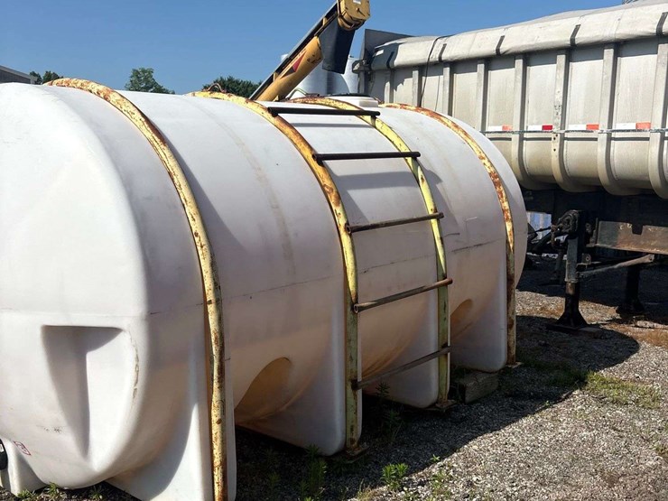 3,500-gallon-poly-tank-with-ladder-image-3