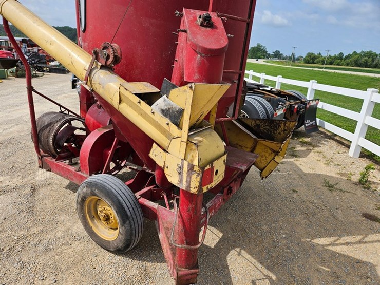 new-holland-352-image-29