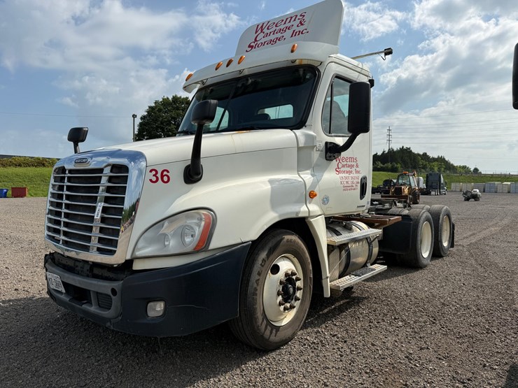 #29-•-2011-freightliner-cascadia-road-tractor-image-1
