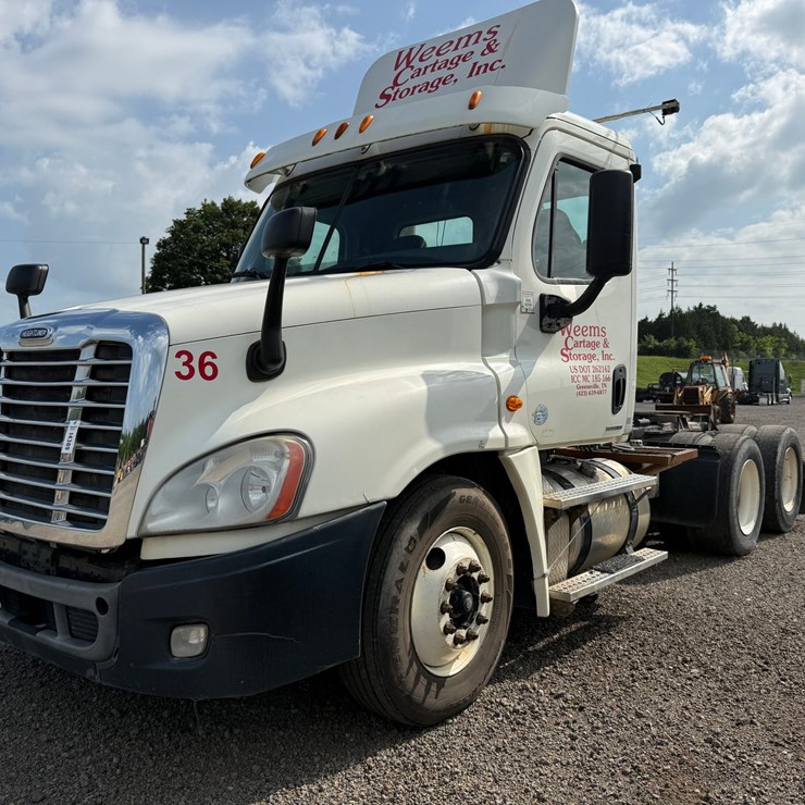 #29 • 2011 FREIGHTLINER CASCADIA ROAD TRACTOR