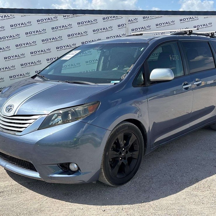 2017 TOYOTA SIENNA