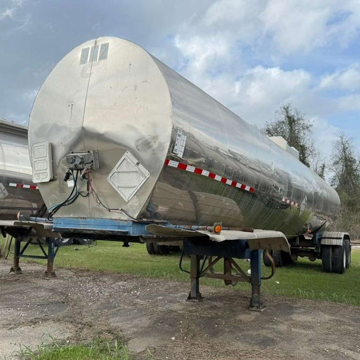1984 Brenner Tank Inc. 6,900 Gallon T/A Chemial Tanker Trailer