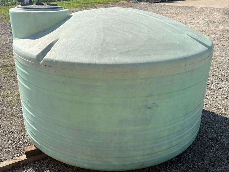 1,250-gallon-large-poly-tank-image-3