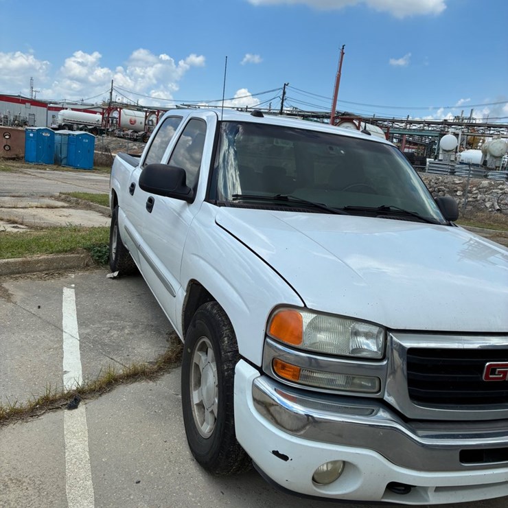 #52 • 2005 GMC SIERRA