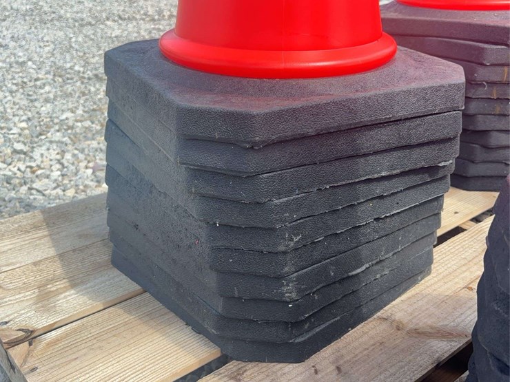 traffic-safety-cones-with-weighted-bases-image-4