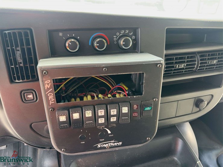 2010-chevrolet-express-20-passenger-mini-bus-image-20