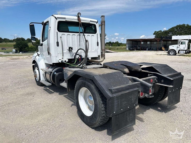2014-freightliner-m2-106-image-2