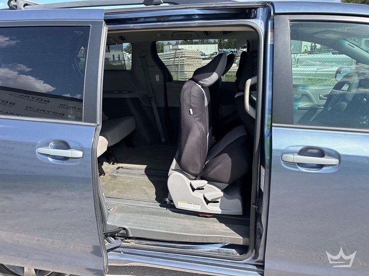 2017-toyota-sienna-image-24