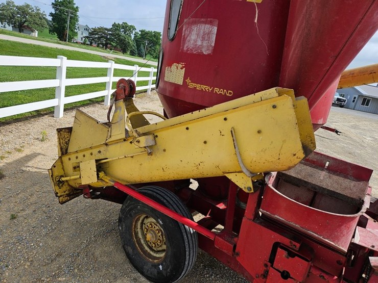 new-holland-352-image-17