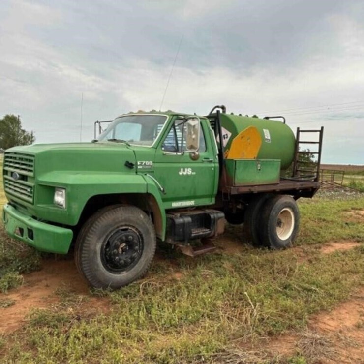 1988 FORD F700