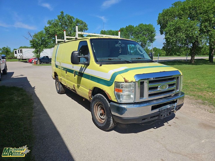 2010-ford-cargo-image-2