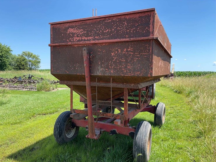 red-175-bushel-gravity-flow-grain-wagon-image-2