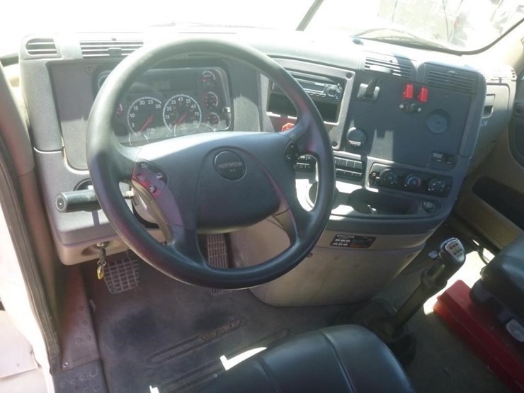 2015-freightliner-cascadia-125-image-21