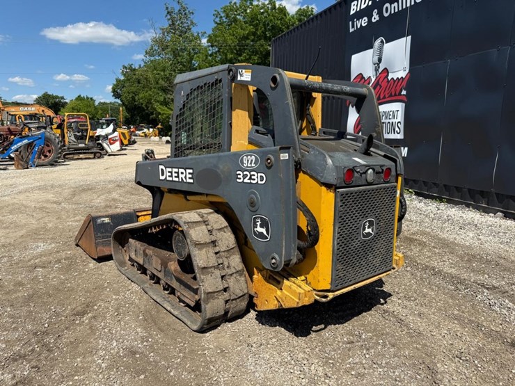 deere-323d-image-2