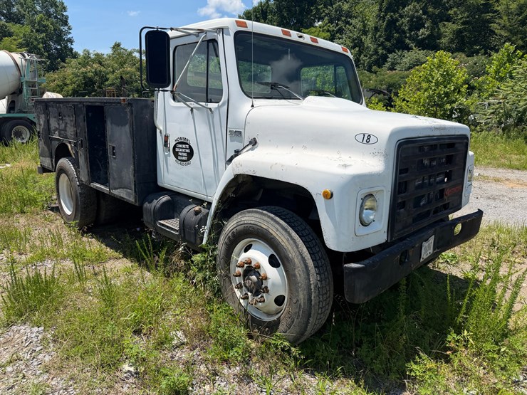 #12-•-international-tool-truck-image-1