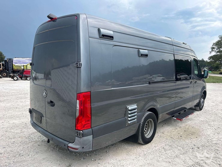 2021-mercedes-benz-sprinter-4500-image-3