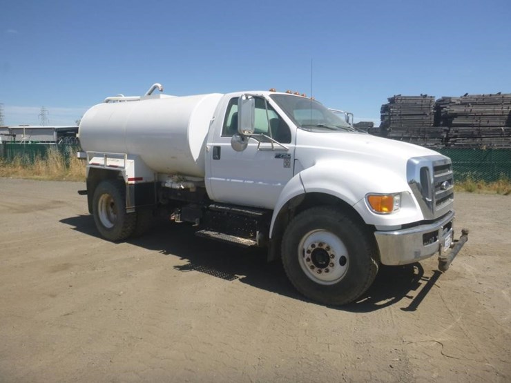 2011-ford-f750-image-2