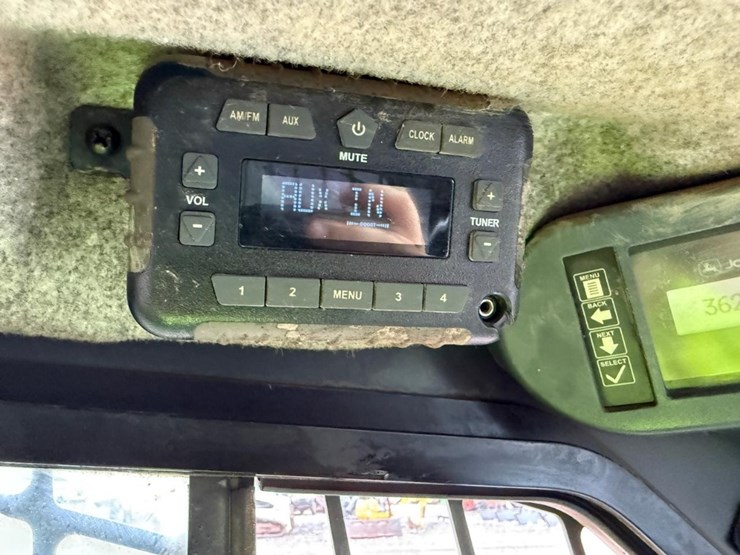2018-deere-323e-image-25