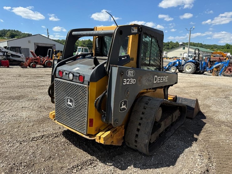 deere-323d-image-4