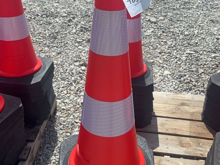 traffic-safety-cones-with-heavy-bases-image-2