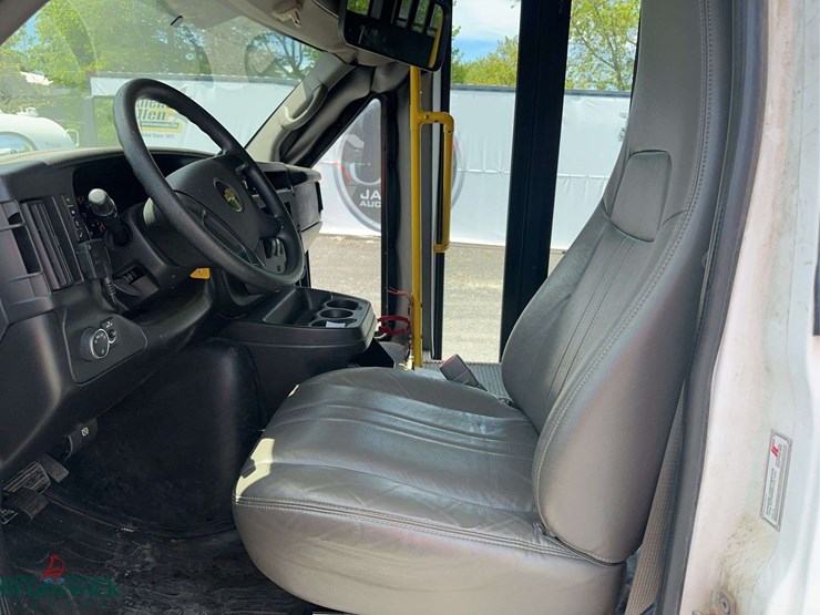 2010-chevrolet-express-20-passenger-mini-bus-image-19