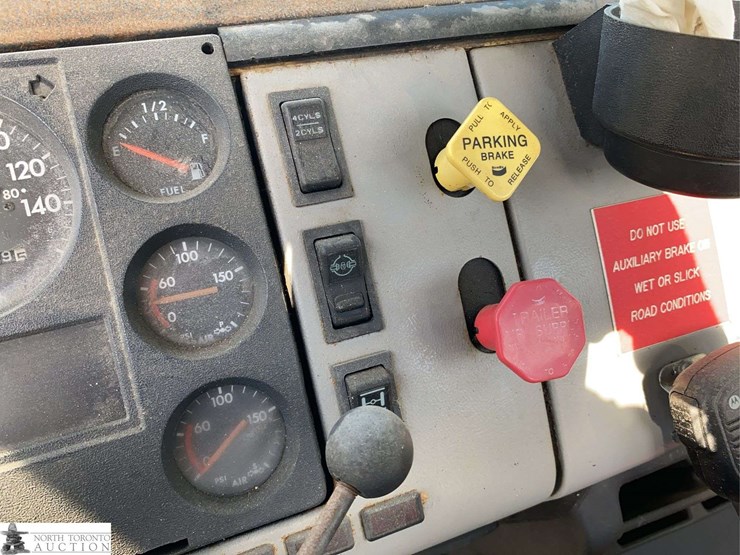 1996-freightliner-fl112-image-12