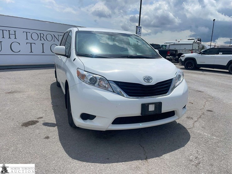 2013-toyota-sienna-image-3