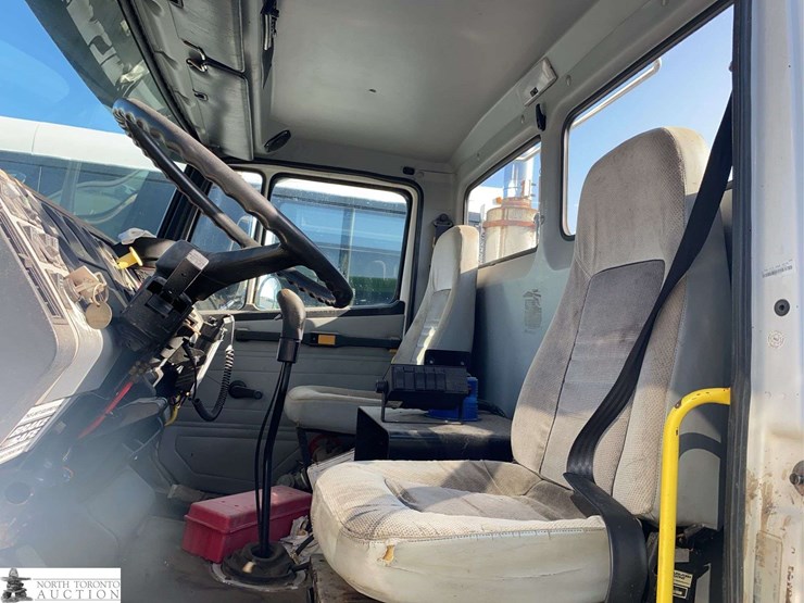 1996-freightliner-fl112-image-7