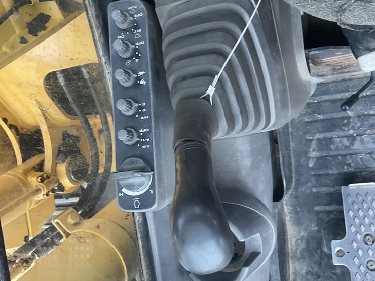 2005-deere-120c-image-15