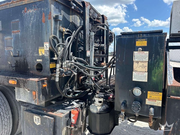 2015-freightliner-m2-106-image-12