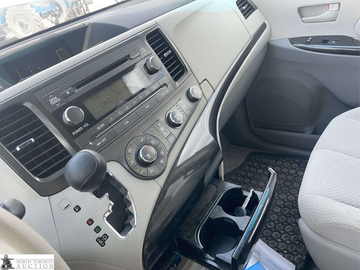 2013-toyota-sienna-image-13