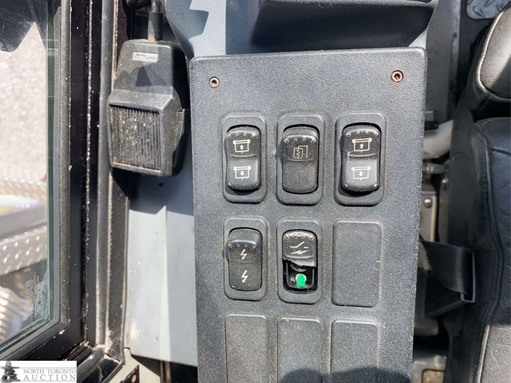 non-operable-2011-motor-coach-industries-d4500-55-passenger-wheelchair-accessible-bus-image-13