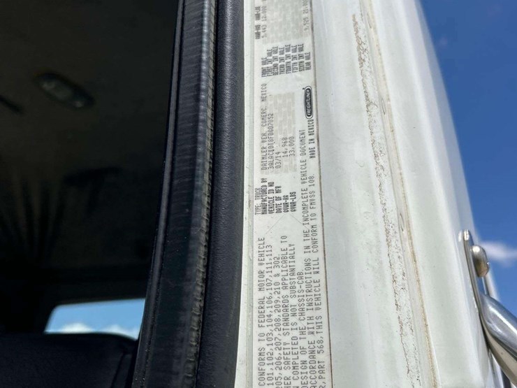 2015-freightliner-m2-106-image-5