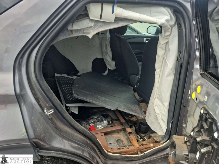 2021-ford-explorer-image-24